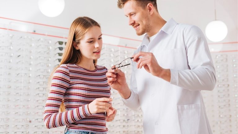 “Mis lentes ya no me sirven”: El peligroso hábito que deforma tus ojos antes de los 30 años